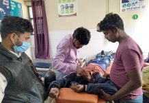 सासनी : ट्रक की टक्कर से बाइक सवार और महिला घायल