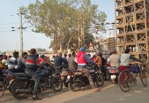 हाथरस : ओवर ब्रिज का चल रहे निर्माण कार्य की वजह से तालाब चौराहे पर लगता है काफी लंबा है जाम