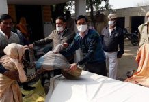 सासनी में डीएम पीके लक्षकार ने बांटे जरूरतमंदोें को कंबल