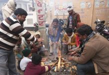 सासनी : ठंड से राहत देने को नगर पंचायत की ओर से जलाए जा रहे अलाव