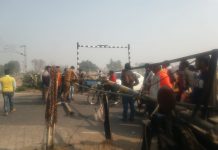 हाथरस सिकन्दराराऊ मार्ग स्थित मैन्डू पर रेलवे फाटक की पाइप चटकने से 30 मिनट रहा फाटक बंद
