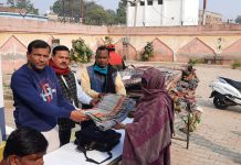 हाथरस : सर्दी के बढ़ते प्रकोप देखते हुए गरीब लोगों को बाटे कम्बल