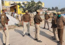 हाथरस : बूलगड़ी गाँव के बाहर भारी मात्रा मैं पुलिस फोर्स तैनात