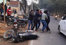 मुरसान : सादाबाद रोड पर दो युवकों की बीच हुई मारपीट