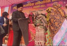 सासनी : राष्ट्रीय लोकतांत्रिक संवैधानिक संगठन ने बांटे कंबल