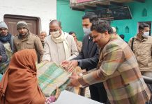 हाथरस : गरीब व असहाय लोगो को बाटे कम्बल