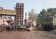 हाथरस : ट्रेन आते समय बन्द फाटक के नीचे बाहन निकालकर मौत को दावत दे रहे लोग