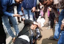 सासनी : बाइक घुसी मैक्स में सवार सहित महिला घायल