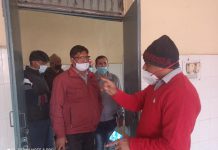 सासनी : कोविड-19 वैक्सिन माॅकड्रिलय को लेकर एसडीएम ने किया सीएचसी का निरीक्षण
