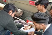 सासनी : अलीगढ रोड पर अज्ञात वाहन की टक्कर से बाइक सवार घायल
