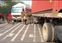 सासनी : अनियंत्रित होकर ट्रक में घुसी बाइक