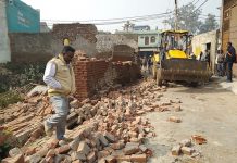 सासनी में तहसीलदार ने पक्षीय कार्रवाई करते हुए चलवाई जेसीबी