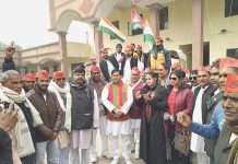 सासनी : समाजवादी पार्टी और भारतीय किसान यूनियन ने निकाली ट्रैक्टर रैली