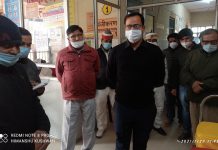 सासनी : डीएम ने किया सामुदायिक स्वास्थ्य केंद्र पर कोरोना वैक्सीन टीकाकरण का निरीक्षण dm hathras