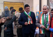 सासनी : एक्सईएन ने लाइनमैन को उत्कर्ष कार्य के लिए किया पुरस्कृत