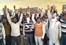 सासनी : सहजपुरा में गलत जगह पर बना रहे पंचायत भवन