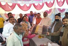 सासनी : सिंघर्र में विधायक ने विद्यायल लोकार्पण कर मजलूमों को बांटे कंबल