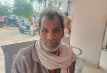 सासनी : उम्र सत्यापन के लिए दर‘-दर भटकर रहा वृद्ध नहीं हो रही सुनवाई