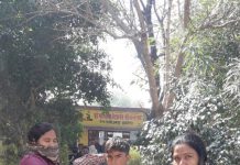 सासनी : शिक्षक शिक्षिकाओं ने विद्यार्थियों का किया तिलक कर स्वागत