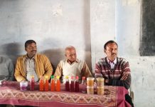 सासनी : फल संरक्षण कार्यशाला में किया प्रशिक्षक को सम्मानित