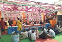 सासनी : कांग्रेस कार्यकर्ताओ की बिर्रा में आवश्यक बैठक किया किसानों से संवाद