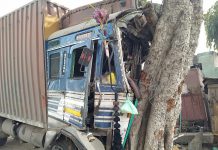 सासनी : ट्रक घुसा पेड़ में, पिता पुत्र घायल
