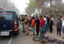 सासनी : टेम्पो ट्रैवलर और बाइक की आमने-सामने की हुई भिड़ंत एक की मौत
