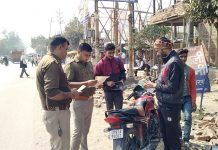 सासनी : पुलिस ने वाहन चेकिंग अभियान में काटे ई-चालान पढाया यातायात नियमों का पाठ