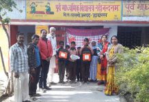 सासनी : विद्यार्थियों को बांटी पाठ्य सामिग्री एवं जूता मोजा