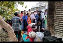 सादाबाद : अनियंत्रित होकर केंटर पलटी कई लोग घायल