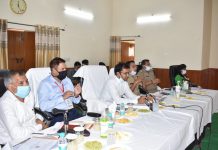 हाथरस निर्वाचन प्रेक्षक ने अधिकारियों के साथ पुलिस लाईन में बैठक कर त्रिस्तरीय पंचायत निर्वाचन 2021 के कार्यकलापों की समीक्षा की