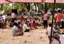 सादाबाद : जनसंपर्क के दौरान ग्रामीणों द्वारा जोशीला स्वागत किया