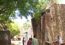 सादाबाद क्षेत्र के गांव नगला कली में जलभराव स्थिति काफी गंभीर