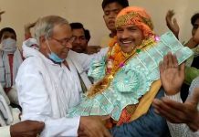 सादाबाद : उमेश चौधरी का नोटों की माला पहनाकर किया गया स्वागत सम्मान
