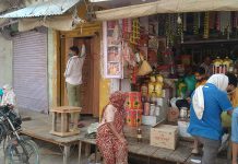 सादाबाद : शासन के आदेश के अनुसार आज 7:00 से 11:00 तक खुले रहे बाजार