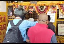 अलीगढ़ : शराब के ठेके खुलते ही लोगो के चेहरे ख़ुशी से खिल उठे