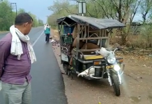 सादाबाद में आगरा रोड पर ई रिक्शा में अज्ञात वाहन ने मारी टक्कर