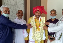 सादाबाद : नवनिर्वाचित प्रधान उमेश चौधरी चिलर वालों का स्थानीय बार एसोसिएशन के तत्वावधान मेंनोटों की माला पहनाकर स्वागत किया