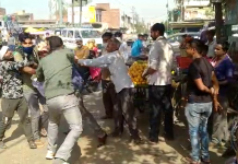 हाथरस : वाहन हटाने को लेकर दो युवक भिड़े जमकर हुई मारपीट