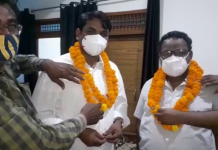 सादाबाद : कोरोना से जंग लड़कर लौटे अधिकारी एवं बड़े बाबू का अधीनस्थों ने किया स्वागत