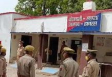 हाथरस की सहपऊ कोतवाली में कोरोना से जंग हारने वाले लोगों के लिए प्रार्थना कर मौन रखा गया