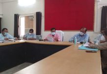 सादाबाद : जिला अधिकारी रमेश रंजन ने खंड स्तरीय अधिकारियों के साथ बैठक की