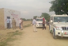 सादाबाद : पुलिस प्रशासन ने सेल्समैन को साथ ले नामजदों के यहाँ मारा छापा