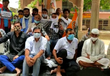 हाथरस : अलीगढ़ में जहरीली शराब से मरने वाले लोगो को न्याय दिलाने के लिए कांग्रेस पार्टी के आवाहन पर धरना प्रदर्शन किया