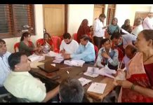 सादाबाद : पेंशन के फॉर्म भरवाने को लेकर लगाया गया कैम्प