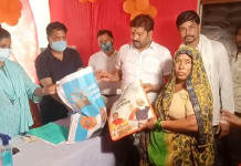 सादाबाद : प्रधानमंत्री गरीब कल्याणअन्न महोत्सव के दौरान उपजिलाधिकारी ने बांटा गरीबों को राशन