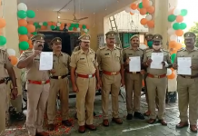 सादाबाद : लूट का खुलासा करने वाली पुलिस टीम को किया सम्मानित