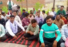 सादाबाद में विद्युत कर्मचारियों द्वारा किया गया धरना प्रदर्शन