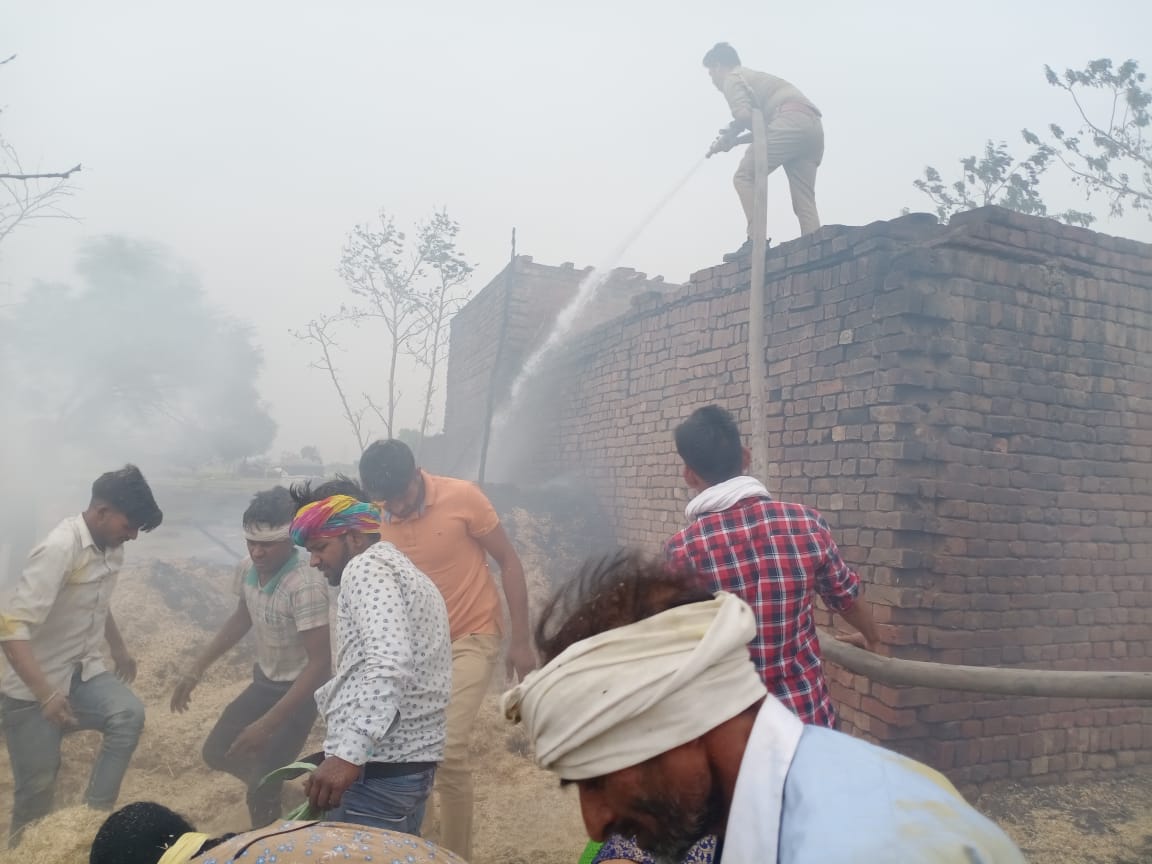 सासनी तहसील क्षेत्र के गाँव गडुआ में दोपहर को बुज्जी,विटोरा,में अज्ञात कारणों से लगी आग