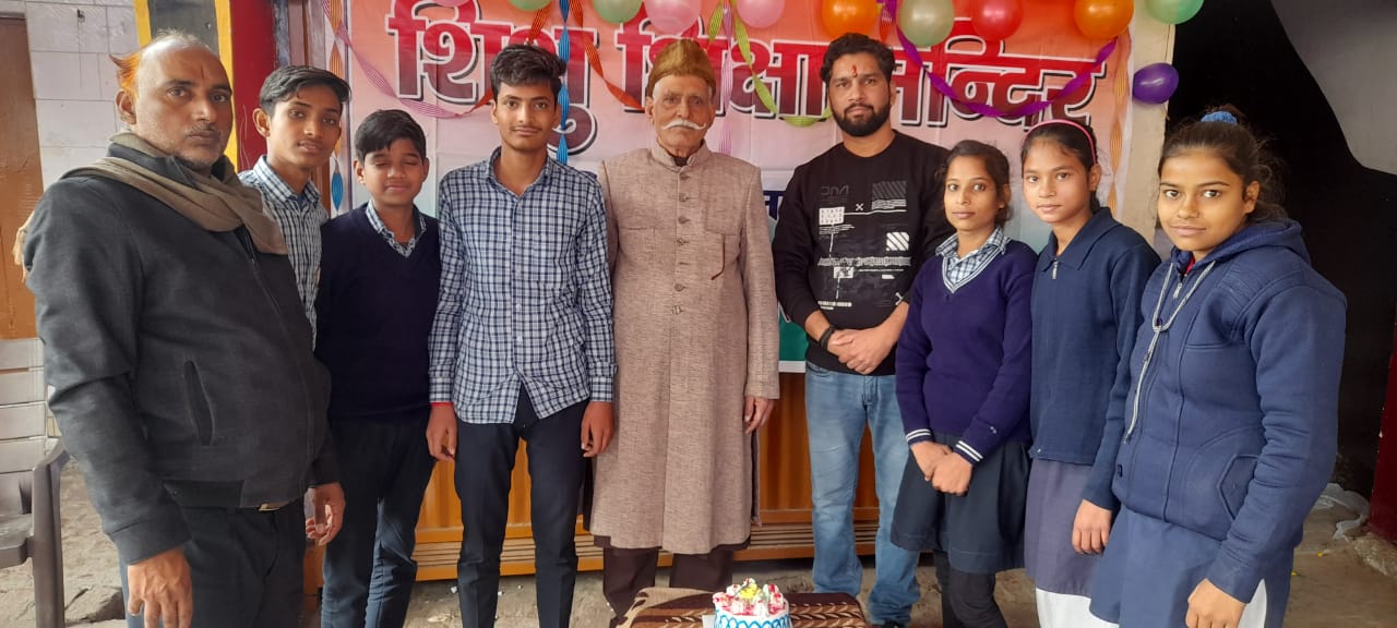 सिकंदराराऊ : शिशु शिक्षा मंदिर पेड़ वाले स्कूल में नव वर्ष की पूर्व संध्या पर हुआ सांस्कृतिक आयोजन